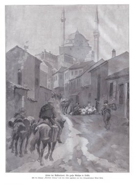 Dar kiremitli çatıların üzerinde yükselen kubbeli bir caminin olduğu tarihi bir Balkan sokak sahnesi. İnsanlar, at arabaları ve eşekler dolambaçlı bir yolda ilerler, günlük yaşamı, ticareti ve geleneği gölgeli bir şekilde yakalarlar.