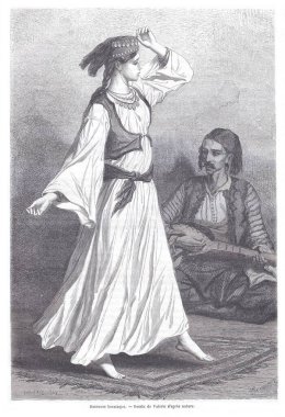 Kemer ve başlıkla süslenmiş, dalgalı beyaz elbiseli bir Bosnalı dansçı, yanında lavtayla oturan bir müzisyen gibi zarif bir performans sergiliyor. Geleneksel halk havası ve kültür sahnesi.