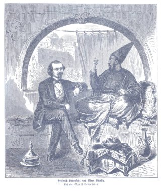İki alim süslü bir kemer deseninde oturuyor: uyumlu bir Avrupalı ve sakallı, fes takan bir Arap âlimi, çay servisi ve dekoratif ortamlar arasında düşünceli bir tartışmayı paylaşıyor..