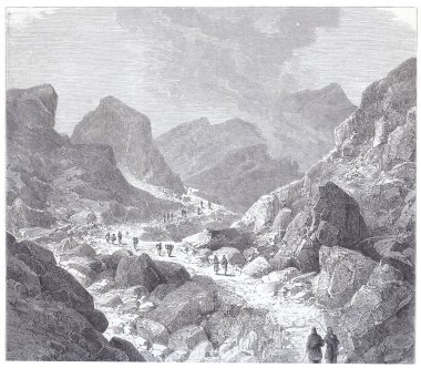 Karadağ 'da sarp kayalıklardan ve yüksek uçurumlardan dramatik bir dağ yolu esiyor. Yürüyüşçülerden oluşan küçük gruplar engebeli arazide gezinerek keşif, macera ve dağın özünü yakalıyorlar.