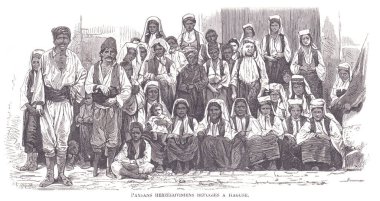 Aralarında erkekler, kadınlar ve çocukların da yer aldığı geniş bir grup geleneksel giyimli insan Ragusa 'da mülteci olarak bir araya geldi. Toplumsal dayanıklılık, tarih ve kültürel giysi çağrıştırıyor.