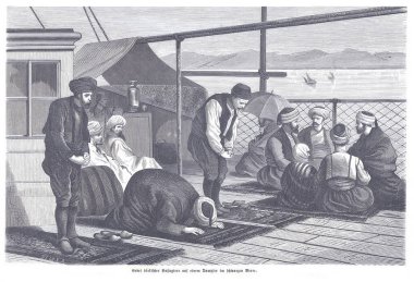 Bir grup Müslüman erkek ve kadın bir geminin güvertesinde oturup dua ederek bir inanç, birlik ve huzur anı yaratıyorlar..