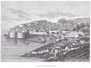 Liman boyunca uzanan Dubrovniks 'in panoramik manzarası, tarihi taş duvarları, kuleleri ve kaleleri, teraslı çatıları ve sudaki tekneleri gösteriyor..