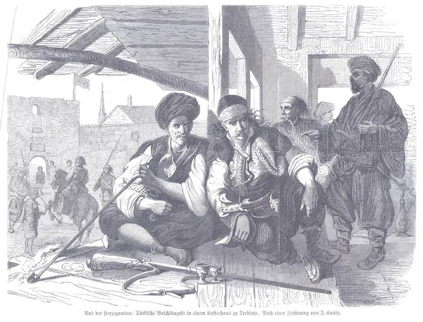 Türk askerlerinin yerlilerle kaynaştığı Trebinje 'deki kalabalık bir meyhaneyi gösteren ayrıntılı bir gravür. Aileler ve gezginler ateşin yanında toplanıp gergin, tarihi bir atmosfer yaratıyorlar..