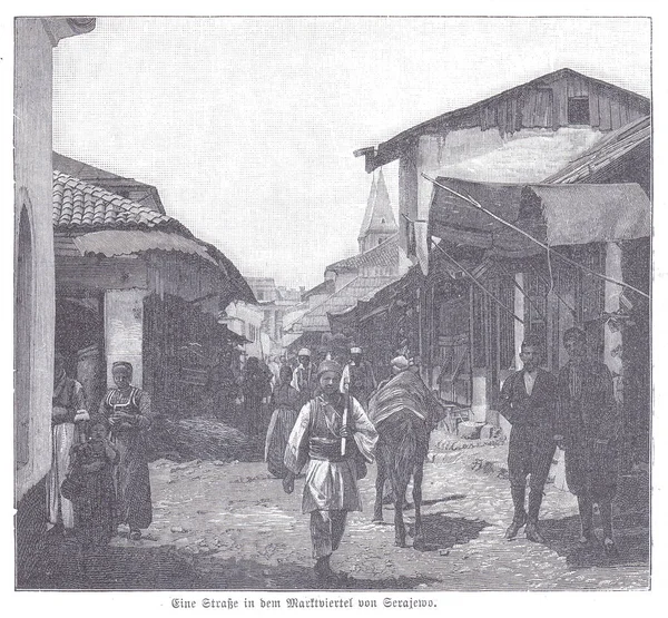 1894 Saraybosna 'nın tarihi sokak sahnesinde geleneksel giysiler, market tezgahları ve kaldırımlı şerit boyunca at arabaları çizilmiş yerliler görülüyor. Eski kasabadaki hareketli gündelik hayatın bir görüntüsü.