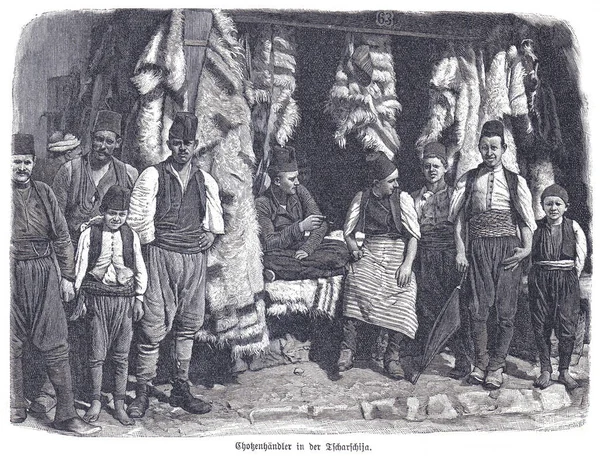 Geleneksel Bosnalı erkek ve çocukları gösteren tarihi bir sahne Bascarsija semtindeki tezgah ve kürklerin etrafında dikilip, Sarajevos 'taki eski pazar yerinde günlük yaşamı ve mirası ele geçiriyorlar..