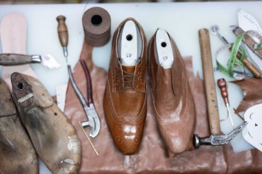 Bir ayakkabı imalathanesinde iki adet deri ayakkabı, ayakkabı ayakkabısı, iplik ve ölçüm aletleri bulunur. Sahne, el yapımı zanaat, sabır ve geleneksel ayakkabı yaratma sanatını ön plana çıkarıyor..