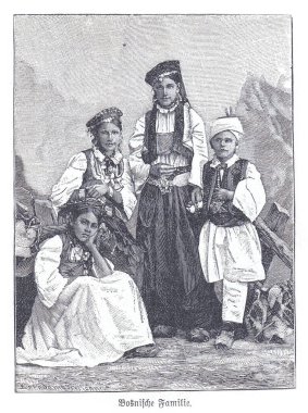 Bölgesel halk kostümleri giymiş tarihi bir Bosnalı aile, arka planda dağlarla birlikte açık havada poz verdi. Görüntü, Balkan mirası ve 19. yüzyılın sonlarından kalma geleneksel giysileri yansıtıyor