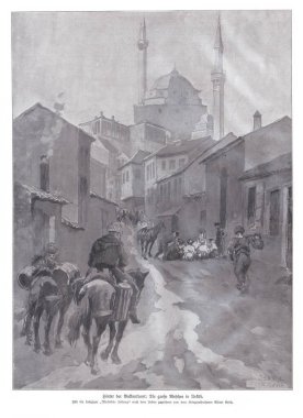 Dar kiremitli çatıların üzerinde yükselen kubbeli bir caminin olduğu tarihi bir Balkan sokak sahnesi. İnsanlar, at arabaları ve eşekler dolambaçlı bir yolda ilerler, günlük yaşamı, ticareti ve geleneği gölgeli bir şekilde yakalarlar.