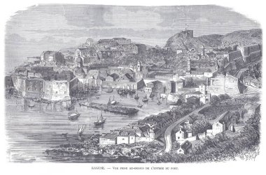 Ragusas limanının eski oyma tarzı manzarası. Yamaçlara tırmanan yelkenliler, rıhtımlar ve teraslı evler. Tahkimatlar ve dolambaçlı yol çerçevesi hareketli port sahnesi.