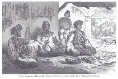 Geleneksel Balkan elbiseli erkeklerin Trebinje pazarının içindeki bir şöminenin etrafında toplanıp, yemek, sigara ve sohbet ederken başkalarının manzarayı gözlemlediklerini gösteren 19. yüzyıldan kalma ayrıntılı bir çizim..