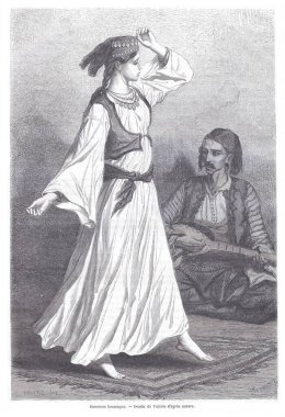 Kemer ve başlıkla süslenmiş, dalgalı beyaz elbiseli bir Bosnalı dansçı, yanında lavtayla oturan bir müzisyen gibi zarif bir performans sergiliyor. Geleneksel halk havası ve kültür sahnesi.