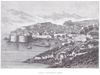 Liman boyunca uzanan Dubrovniks 'in panoramik manzarası, tarihi taş duvarları, kuleleri ve kaleleri, teraslı çatıları ve sudaki tekneleri gösteriyor..