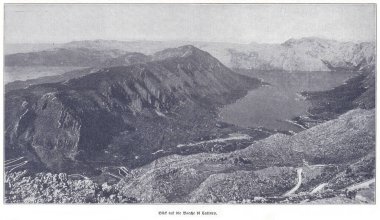 Sakin bir gölü çevreleyen engebeli dağların bulunduğu geniş bir dağ manzarası. Manzara yalnızlığı, doğal güzelliği ve zamansız dağlık manzarayı taşır..
