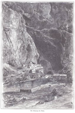 Dramatik bir uçurum kenarı köyü sakin bir nehrin yanındaki kanyon duvarına tutunarak engebeli bir mimari ve zamansız bir dağ manzarası sergiliyor. Huzurlu, eski ve resmedilmiş manzara.