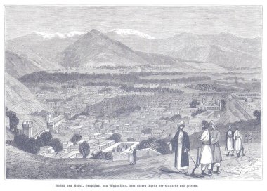 Kabuls 'un oymalı şehir manzarası, uzak dağlar ve kalenin yakınındaki geleneksel giysili figürlerle dolu hareketli bir sokak sahnesi tarihi Afgan yaşamını ve mimarisini yakalıyor.