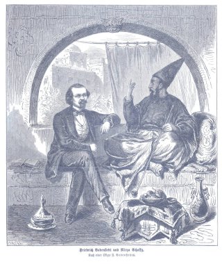 İki alim süslü bir kemer deseninde oturuyor: uyumlu bir Avrupalı ve sakallı, fes takan bir Arap âlimi, çay servisi ve dekoratif ortamlar arasında düşünceli bir tartışmayı paylaşıyor..