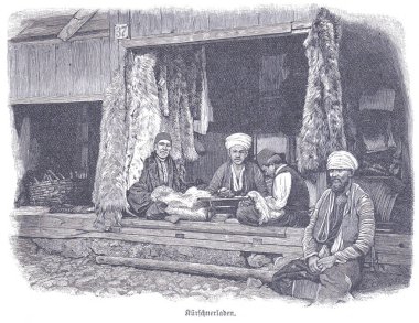 Tarihî bir kürkçü dükkânı. Erkeklerin kürk, deri ve zanaat postları üzerinde çalıştıkları bir yer. Bu sahne, geleneksel zanaat ve piyasa yaşamını bölgesel kıyafetlerle, ortak bir ortamda yakalıyor..