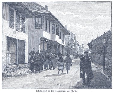 Tarihsel illüstrasyon, öğrencilerin Mostar 'ın tozlu bir ana caddesinde geleneksel binalar ve uzak bir kilise kulesiyle dolaştıklarını gösteriyor. Sakin, günlük bir an gençliği yakalıyor ve