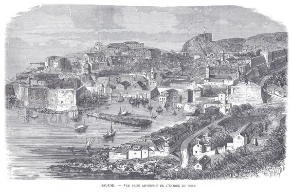 Ragusas limanının eski oyma tarzı manzarası. Yamaçlara tırmanan yelkenliler, rıhtımlar ve teraslı evler. Tahkimatlar ve dolambaçlı yol çerçevesi hareketli port sahnesi.