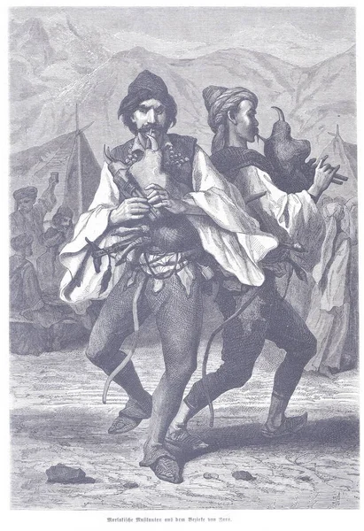 Klasik oymacılık sahnesinde kalabalık bir kasaba meydanında, geleneksel Dalmaçyalı kıyafetleri giymiş ve sazlık enstrüman çalan iki adam vardı. Çadırlarda ve izleyicilerde arka plan ipuçları