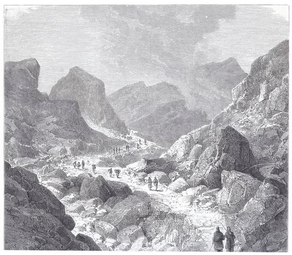 Karadağ 'da sarp kayalıklardan ve yüksek uçurumlardan dramatik bir dağ yolu esiyor. Yürüyüşçülerden oluşan küçük gruplar engebeli arazide gezinerek keşif, macera ve dağın özünü yakalıyorlar.