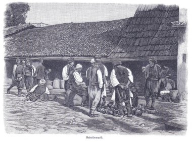 Bölgesel giysili köylüler, sergilenen balkabakları ve çömleklerle dolu hareketli bir açık hava tahıl pazarı, kaldırım taşı zemin ve sazdan çatı binası, tarihi bir günde günlük hayatı ve ticareti esir alıyor.