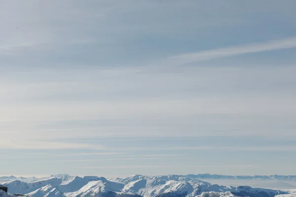 Uitzicht op de bergen winterlandschap met verse sneeuw — Stockfoto
