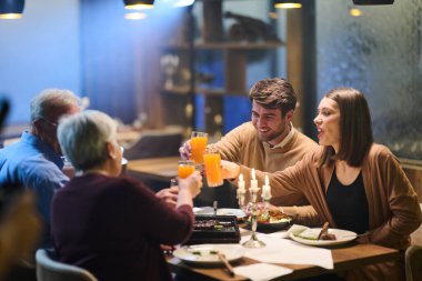 Aile, Ramazan ayında oruç tutmak için bir restoranda toplanıyor. Dekorasyonda geleneksel dekorasyon ve sıcak ışıklandırma yer alıyor. Kutlamada içkiler yükselir..