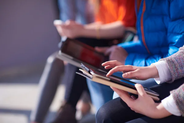 Studenten groep werken aan schoolproject samen — Stockfoto