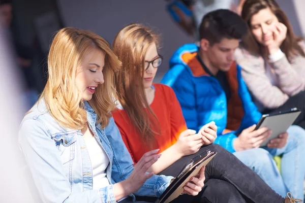 Gruppo di studenti che lavorano insieme al progetto scolastico — Foto Stock