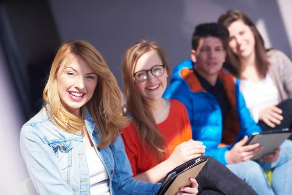 Grupo de estudiantes trabajando juntos en el proyecto escolar — Foto de Stock