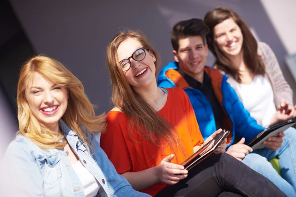 Skupina studentů pracujících společně na školním projektu — Stock fotografie