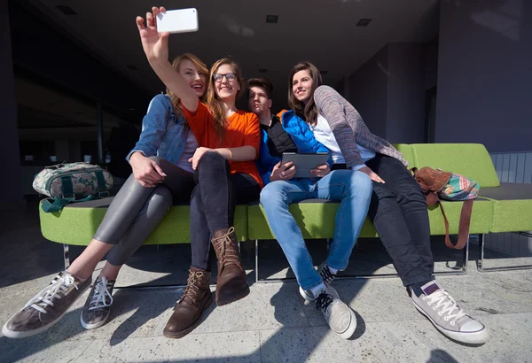 Groupe d'étudiants prenant selfie — Photo