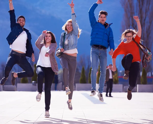 Группа счастливых студентов — стоковое фото