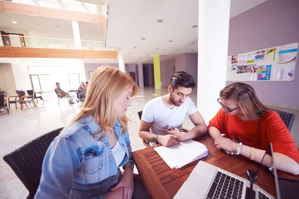 Grupo de estudiantes trabajando juntos en el proyecto escolar — Foto de Stock