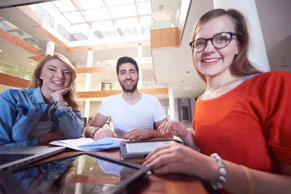 Grupo de estudiantes trabajando juntos en el proyecto escolar — Foto de Stock