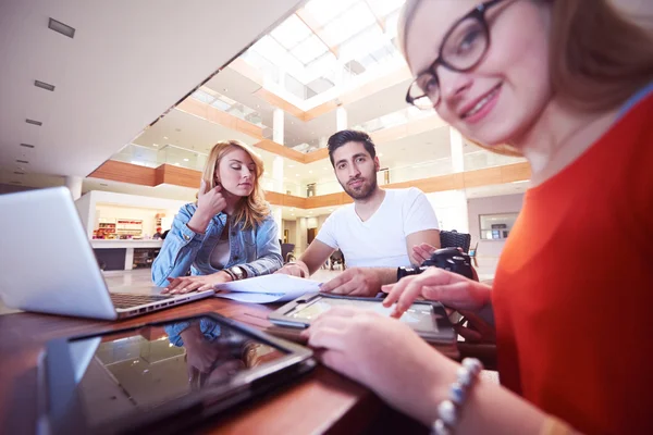 Grupo de estudiantes trabajando juntos en el proyecto escolar — Foto de Stock