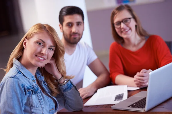 Grupo de estudiantes trabajando juntos en el proyecto escolar — Foto de Stock