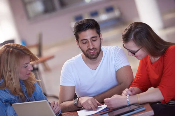 Grupo de estudiantes trabajando juntos en el proyecto escolar —  Fotos de Stock