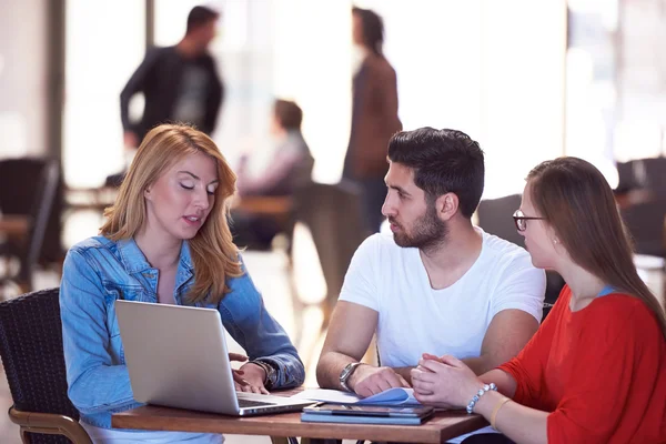 Grupo de estudiantes trabajando juntos en el proyecto escolar — Foto de Stock