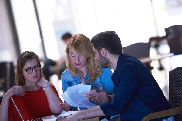 Groupe d'étudiants travaillant ensemble sur un projet scolaire — Photo