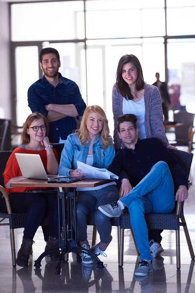Grupa studentów stojących razem jako zespół — Zdjęcie stockowe