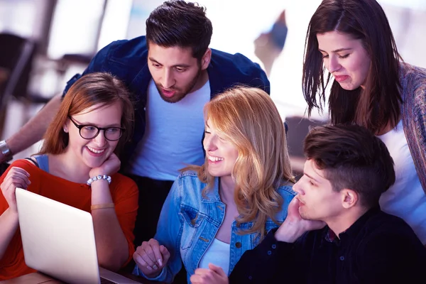 Studentengruppe arbeitet gemeinsam an Schulprojekt — Stockfoto