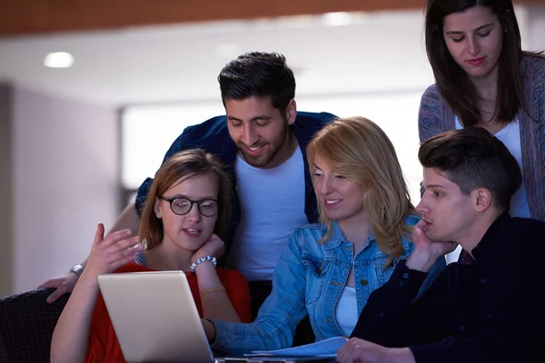 Studentengruppe arbeitet gemeinsam an Schulprojekt — Stockfoto