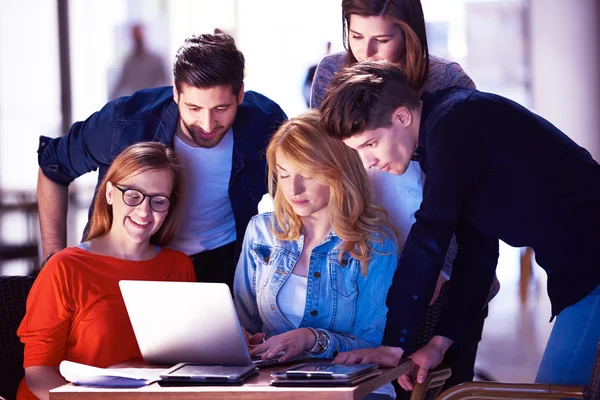 Grupo de estudiantes trabajando juntos en el proyecto escolar — Foto de Stock