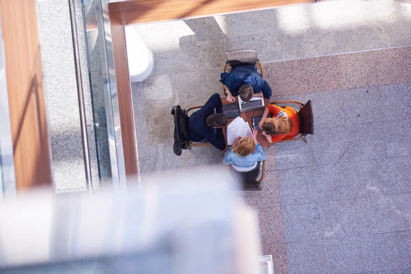 Grupo de estudiantes trabajando juntos en el proyecto escolar — Foto de Stock