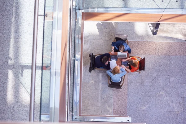 Studenten groep werken aan schoolproject samen — Stockfoto