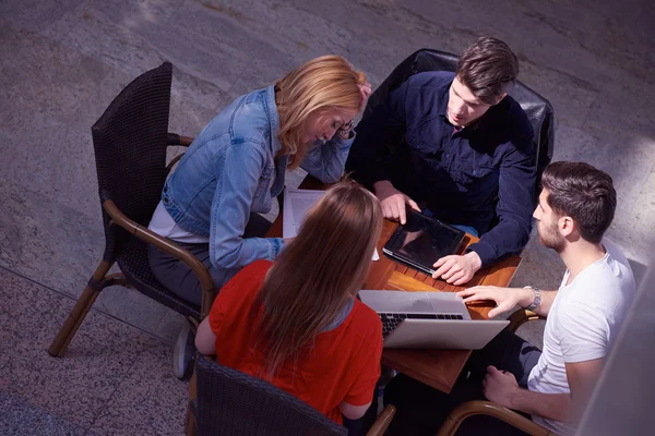 Studenten groep werken aan schoolproject samen — Stockfoto