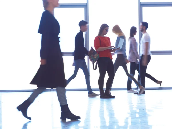 Étudiante fille debout avec ordinateur portable, groupe de personnes passant par — Photo